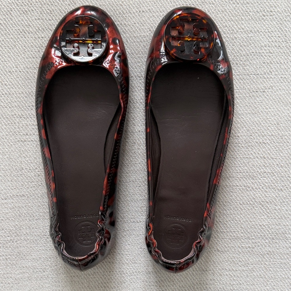 Tory Burch Patent Tortoiseshell Logo Ballet Flats in Brown and Red